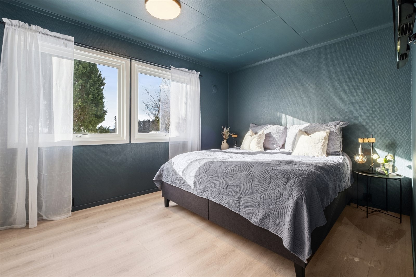 Boligen har fire soverom, som gir fleksibilitet for familien. Det er USB og USB-C stikkontakter i vegg i hjørnet bak sofa, samt på hver side av sengen på hovedsoverom og ett på lilla soverom. Galleribilde