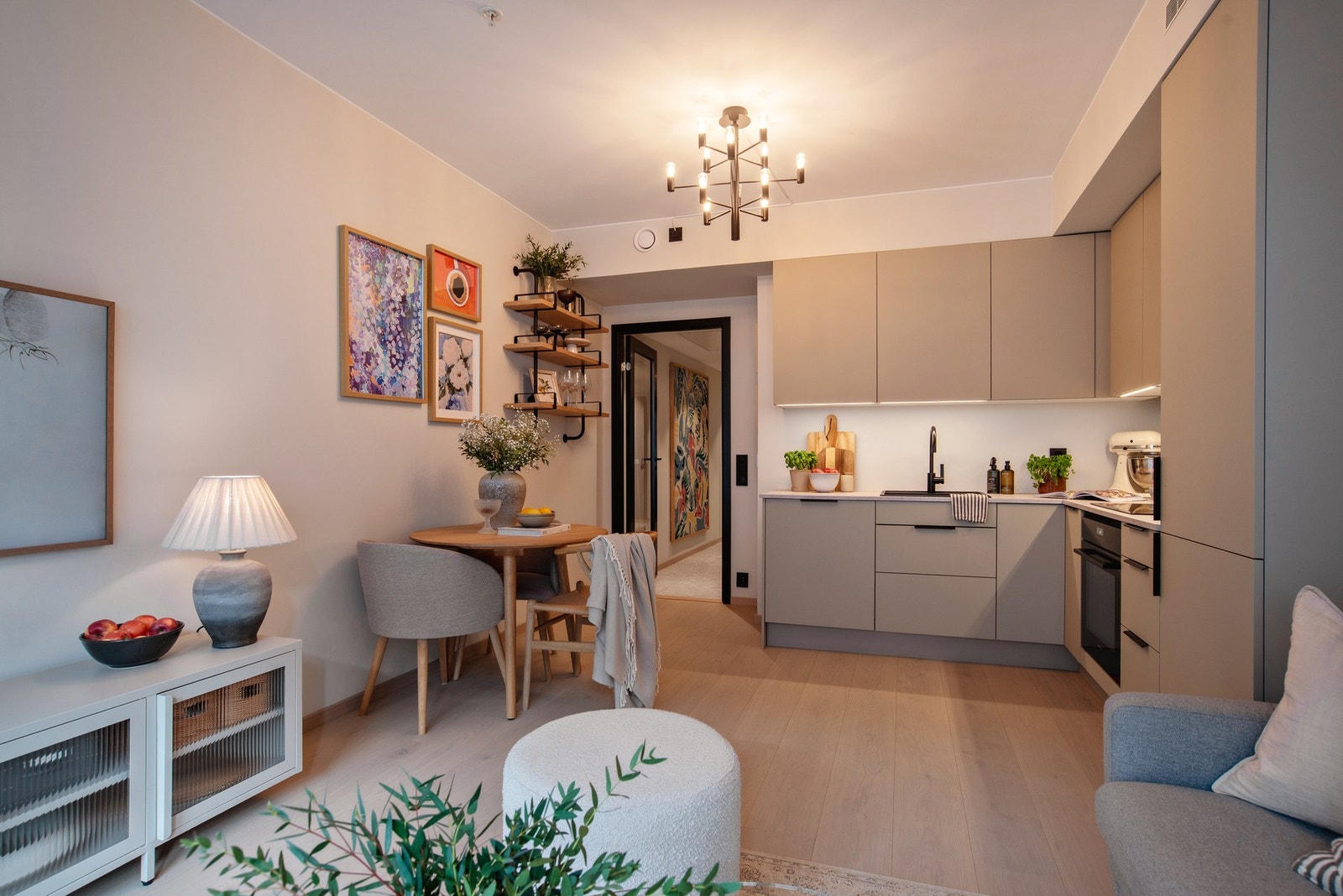 - Behagelig vannbåren varme i gulv i stue/kjøkken, entré og bad - Galleribilde