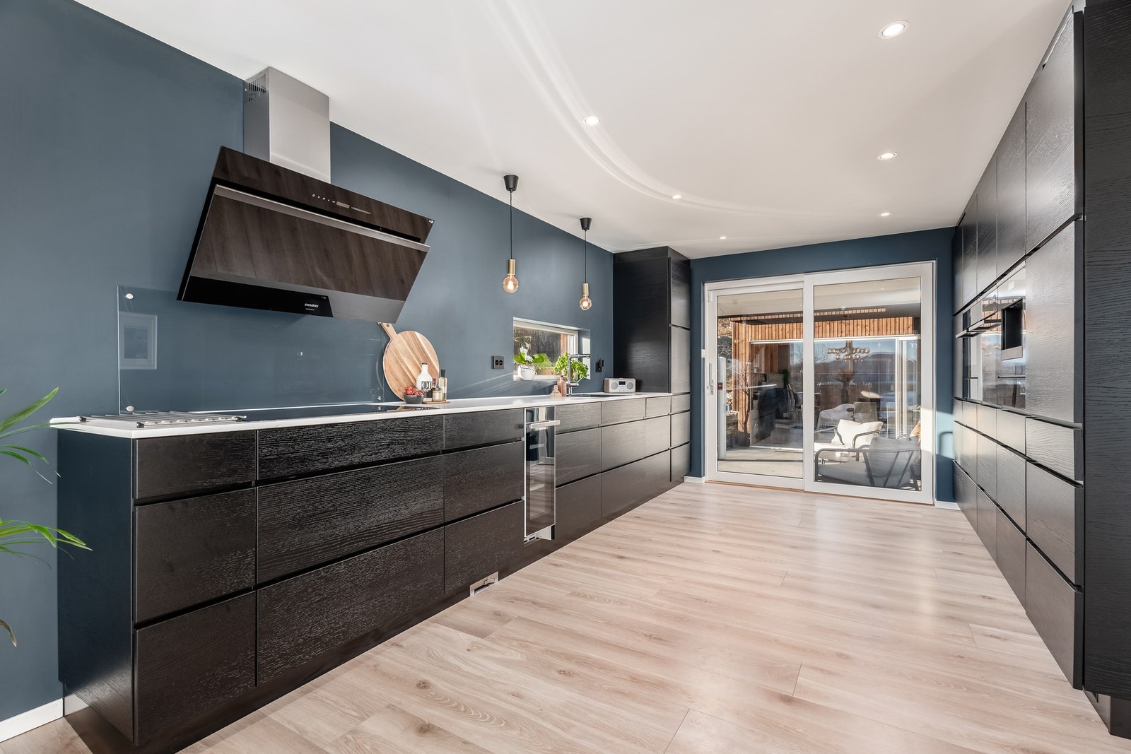 På høyre side ser du hvitevarer i ergometrisk høyde og kjøkkenet kan sies å være meget innholdsrikt. Galleribilde