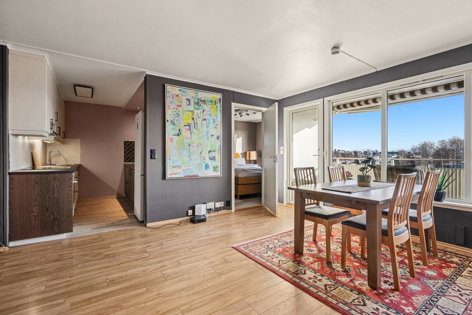 Stuen er romslig og lys, med store vindusflater som gir godt med naturlig lys og en luftig romfølelse. Galleribilde