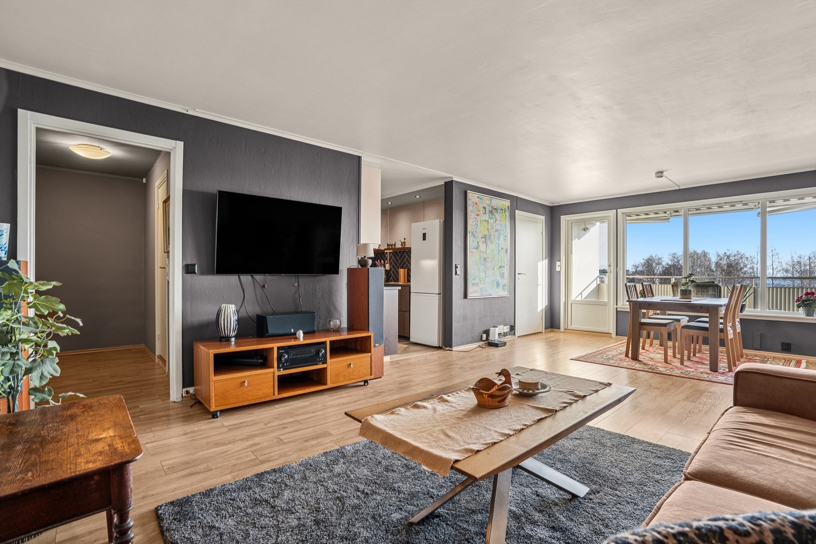 Stuen har god plass til både sofagruppe og hyggelige spisebord. Galleribilde