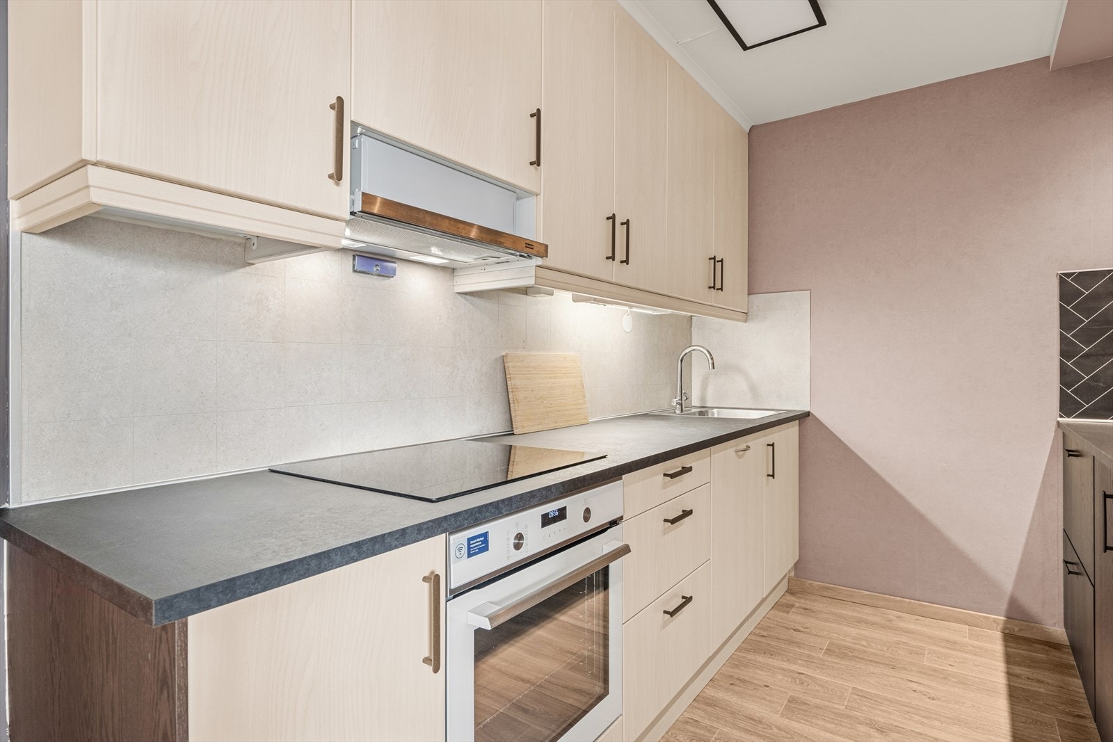 Kjøkkenet er god utnyttet med skap- og benkplass på begge sider. Galleribilde