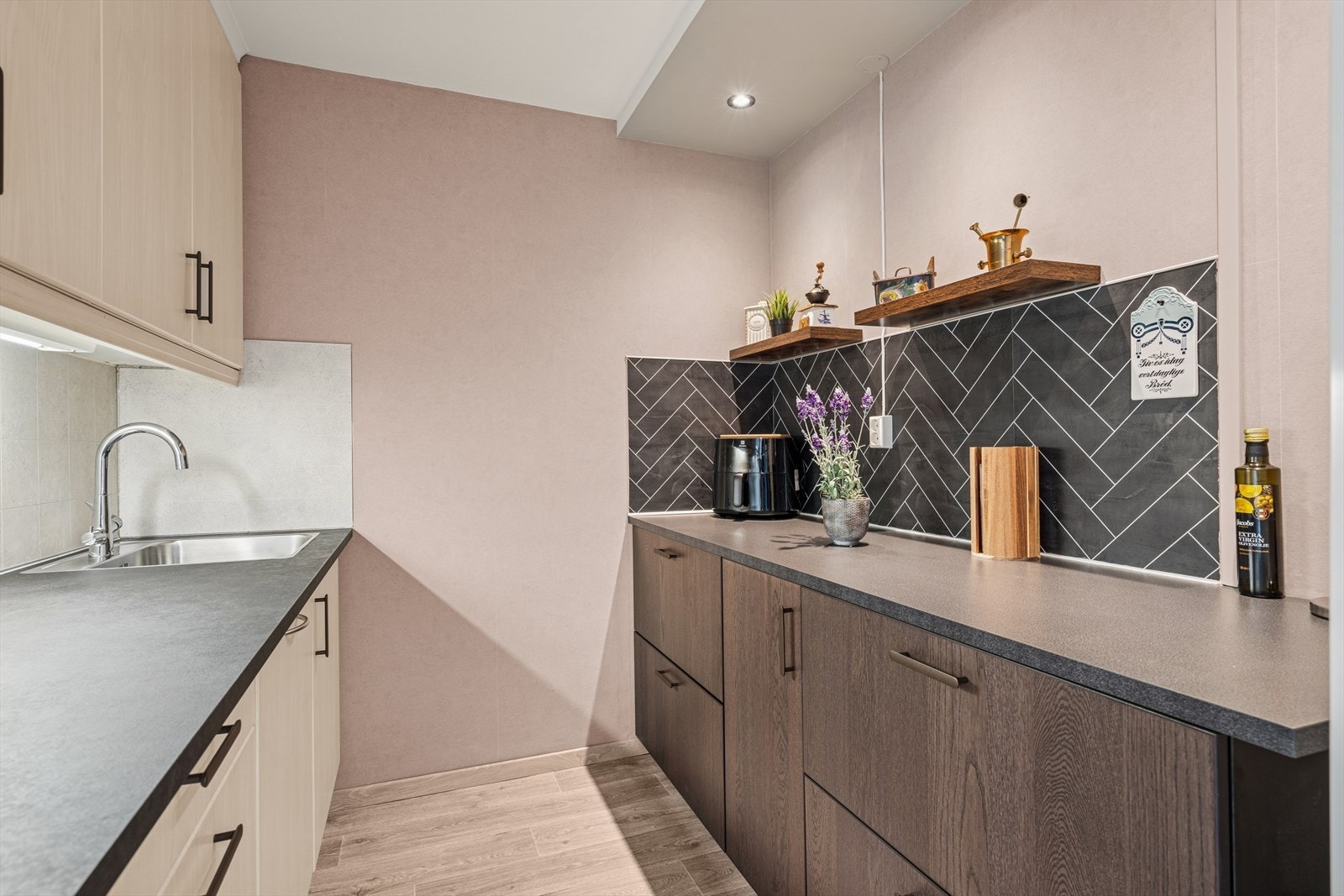 Kjøkkeninnredningen er opprinnelig fra 2012, men delvis oppgradert og utvidet i 2023-2026. Galleribilde