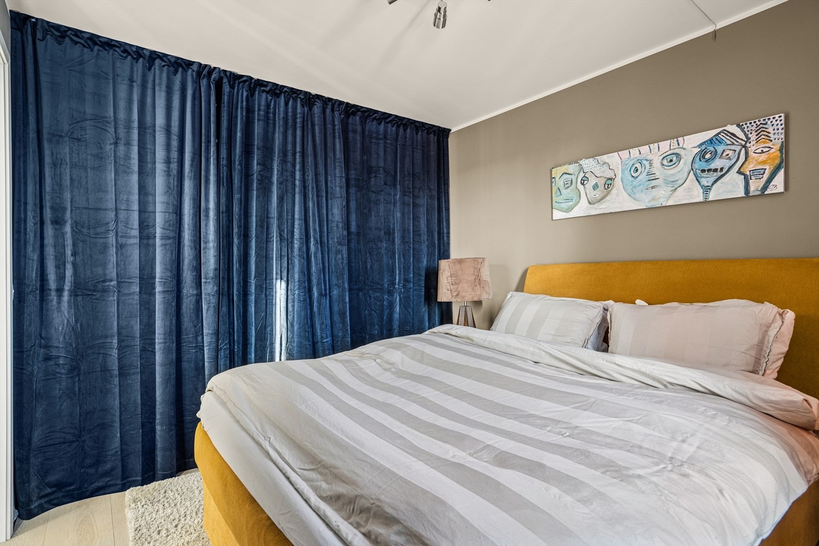 Det er god plass til oppbevaring i garderobeløsning. Galleribilde