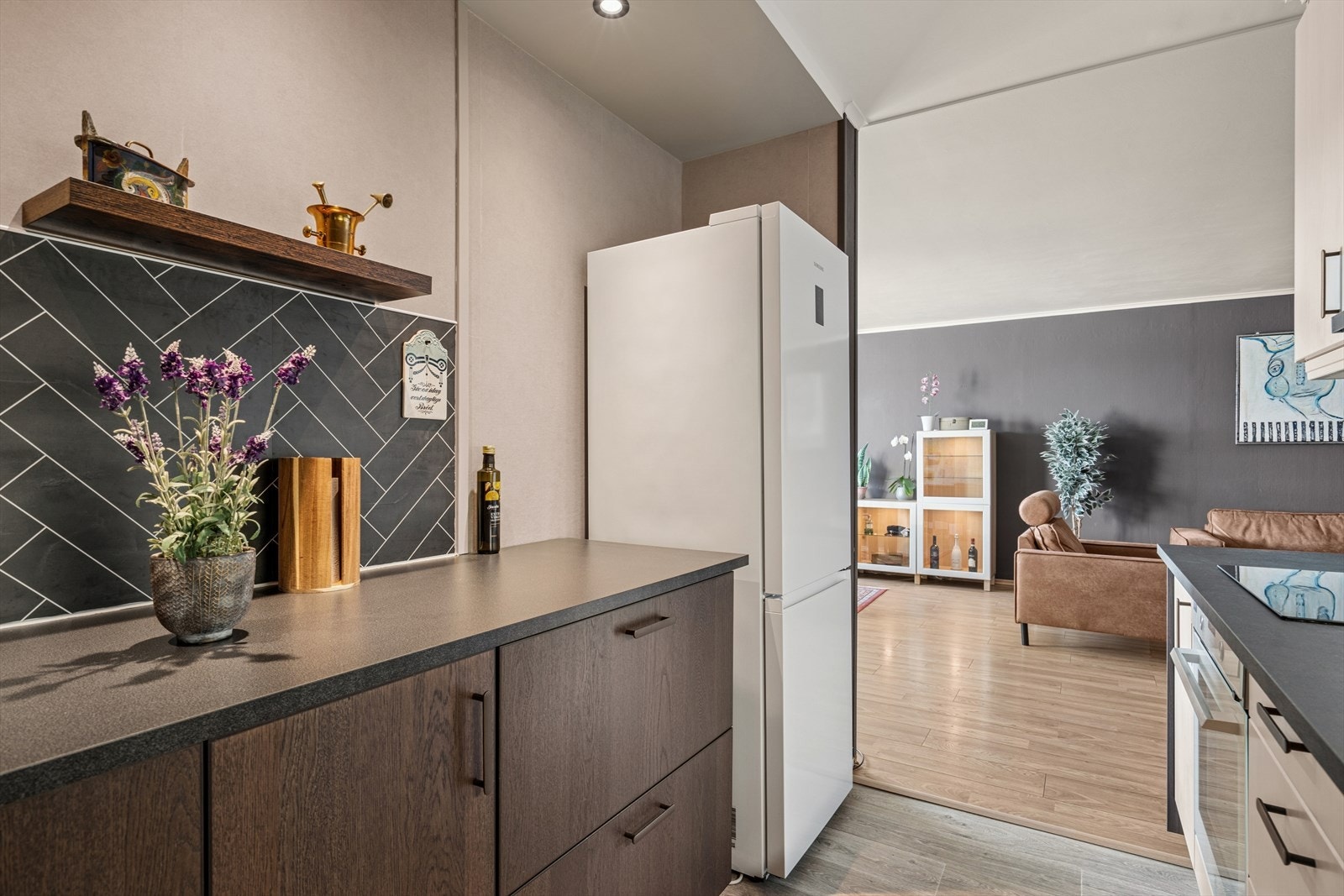 Koketopp, stekeovn og oppvaskmaskin medfølger salg. Galleribilde