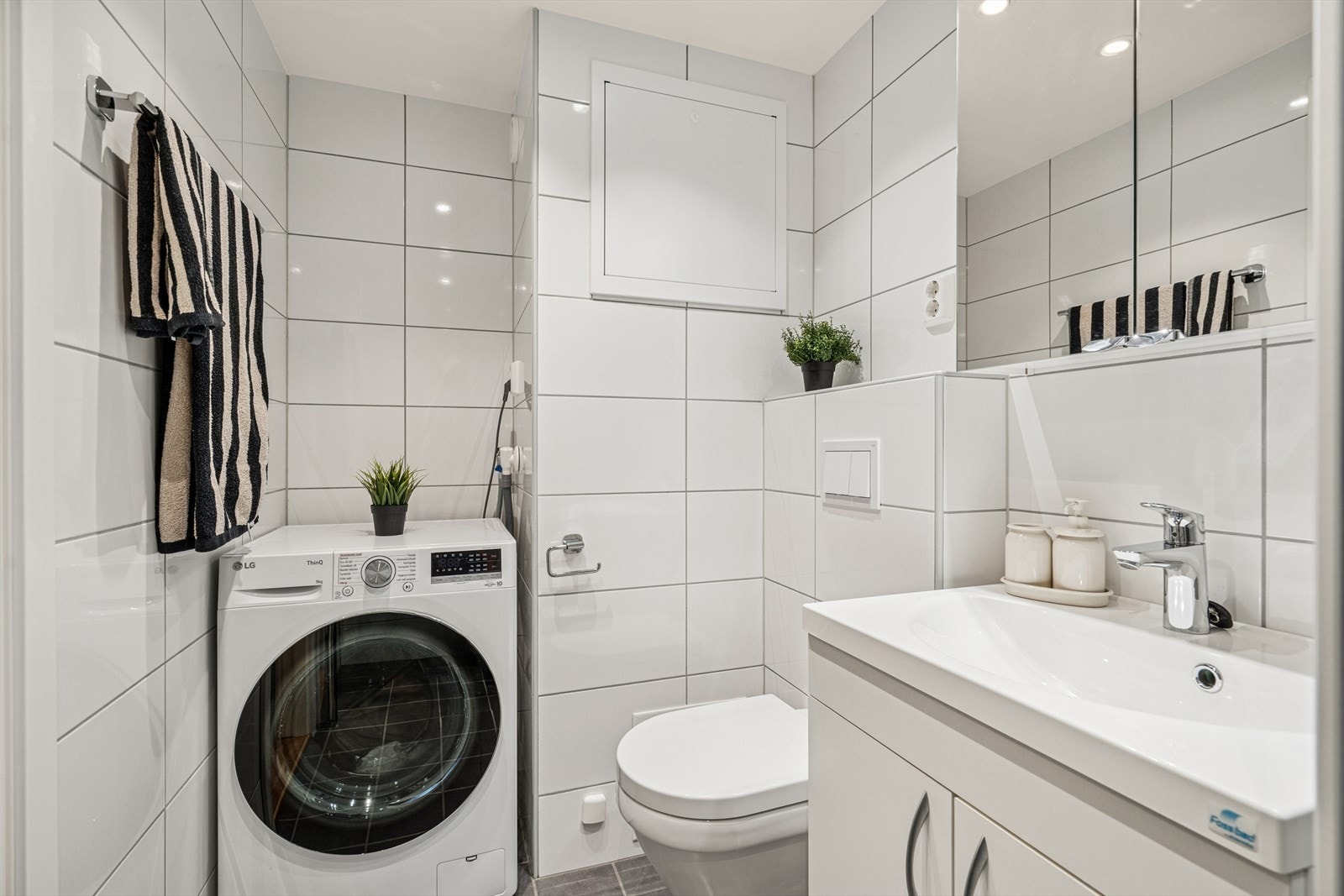 Badet er tidløst og pent flislagt og har varmekabler i gulv. Galleribilde