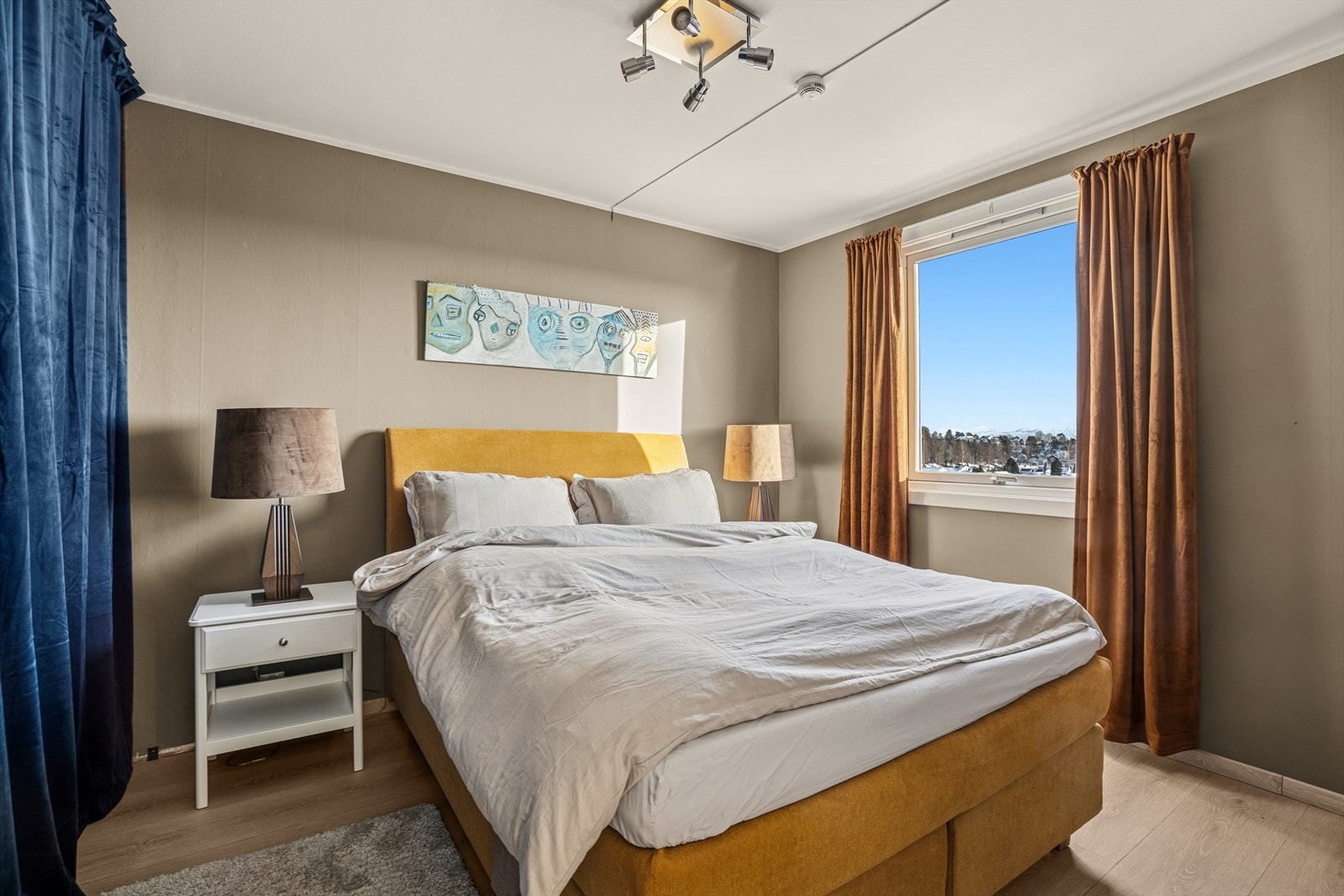 Soverommet er romslig med plass til dobbeltseng og nattbord. Galleribilde