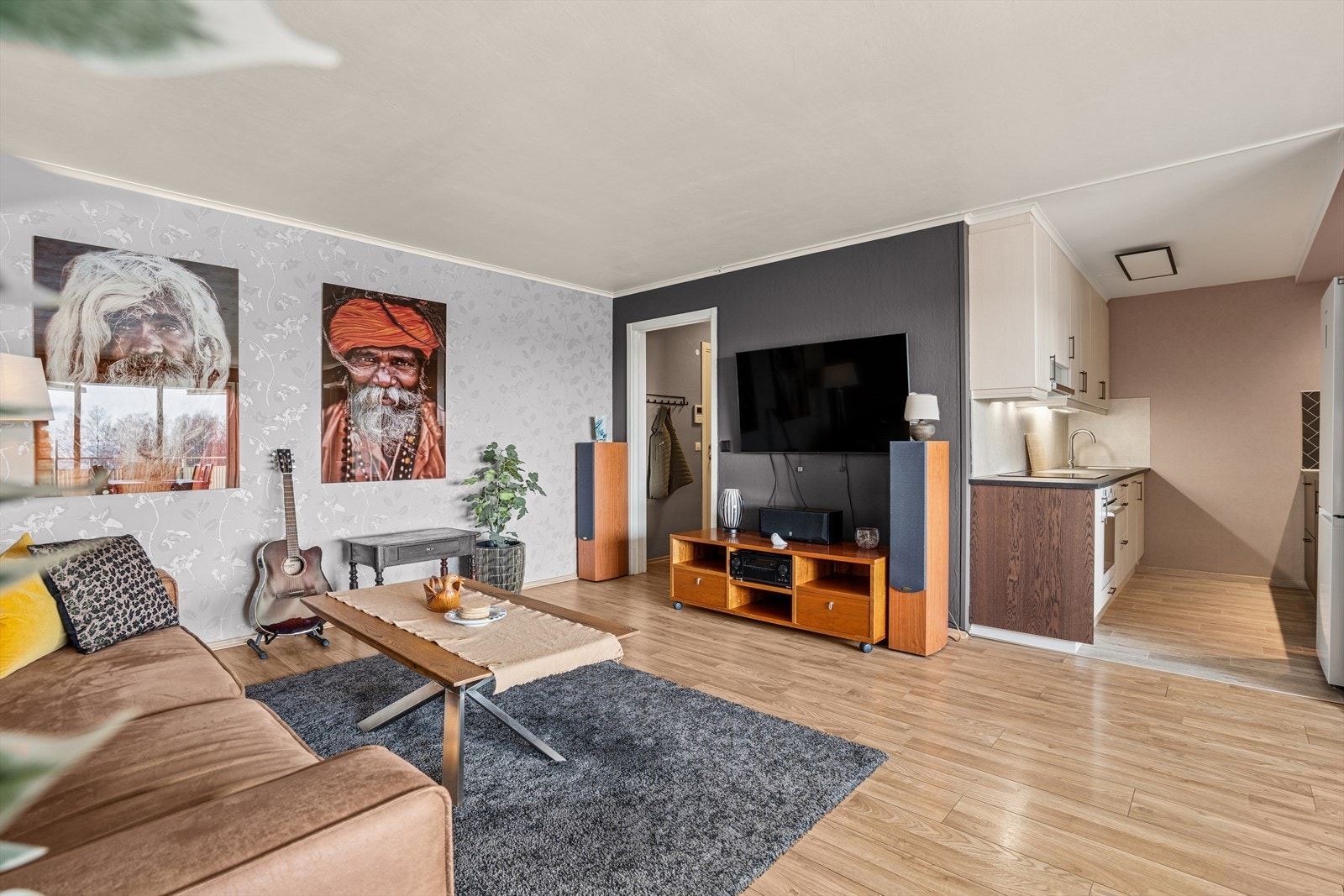 Dette er en lys og moderne andelsleilighet i 6. etasje med heisadkomst, tilrettelagt for personer over 50 år beliggende på Vestskogen. Galleribilde