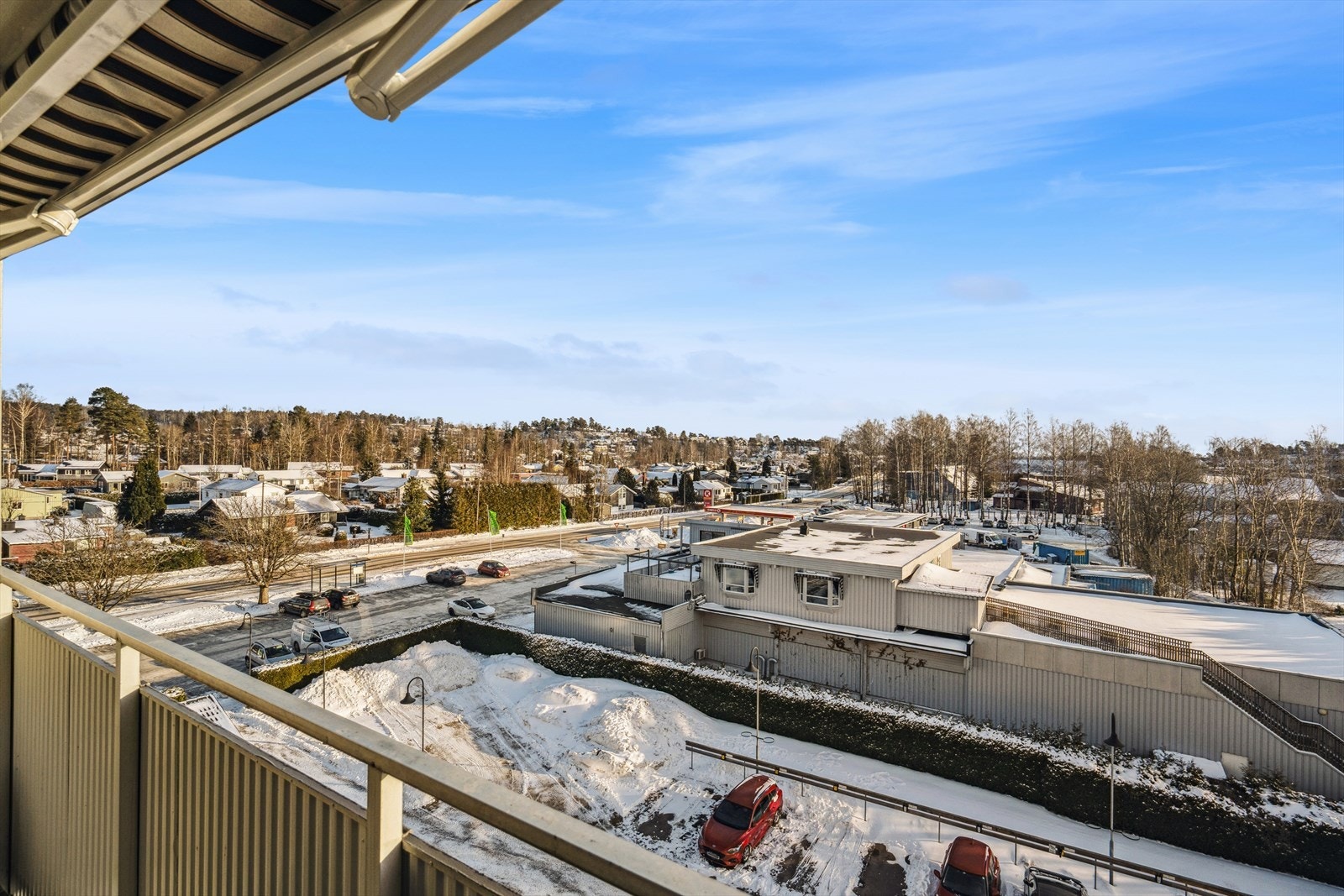 Balkongen er overbygget, i tillegg til å ha markise som kan trekkes ut for skjerming mot sol. Galleribilde