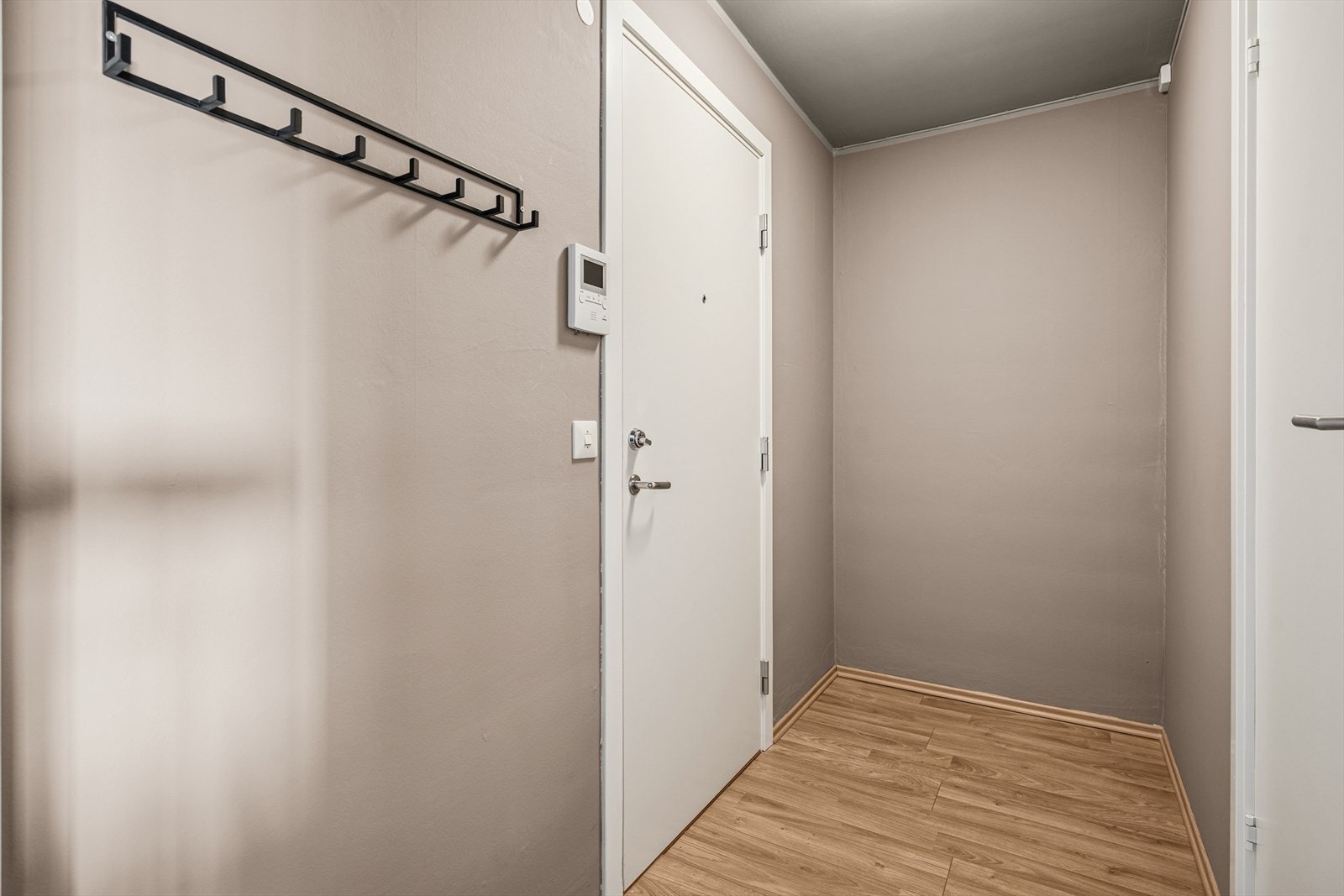 Du ønskes velkommen inn i en innbydende entré med plass til oppbevaring av yttertøy og sko. Galleribilde