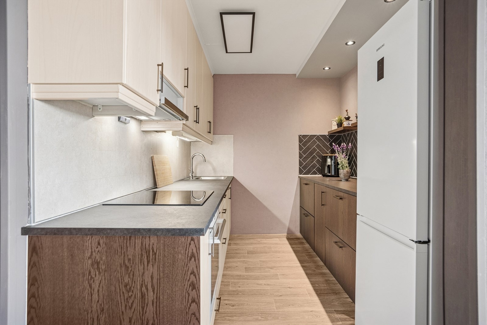 Kjøkkenet ligger i en delvis åpen løsning mot stuen og fremstår som moderne og funksjonelt. Galleribilde