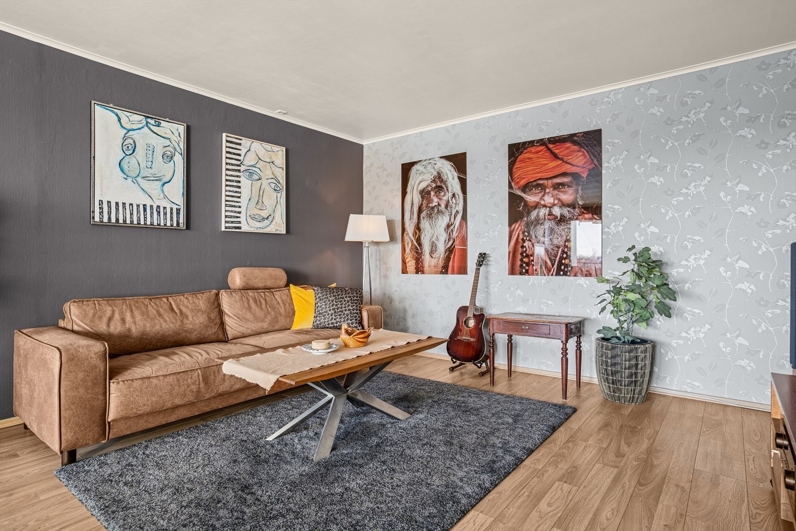 Stuen fremstår som en lun og komfortabel oppholdsplass, perfekt for rolige kvelder hjemme. Galleribilde