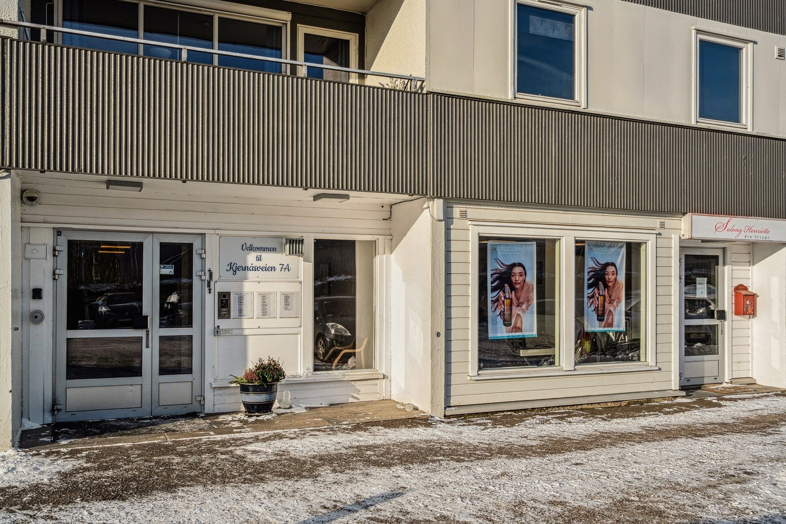 Leiligheten har heisadkomst og er tilrettelagt for beboere over 50 år, noe som bidrar til et rolig og trivelig bomiljø. Galleribilde