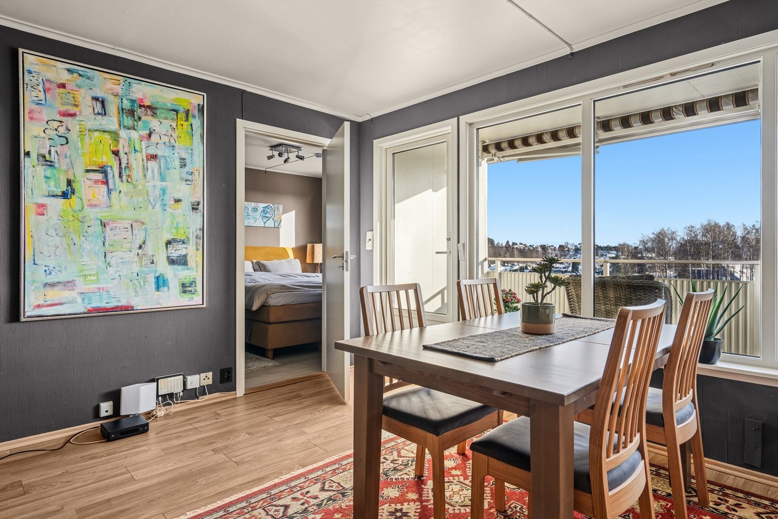 Fra stuen er det utgang til en østvendt balkong på ca. 7 kvm. Galleribilde