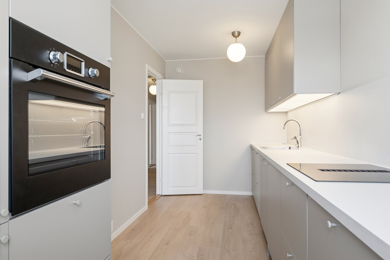 Kjøkkenet ligger i et separat rom, som skaper et ekstra oppholdsrom i boligen. Galleribilde