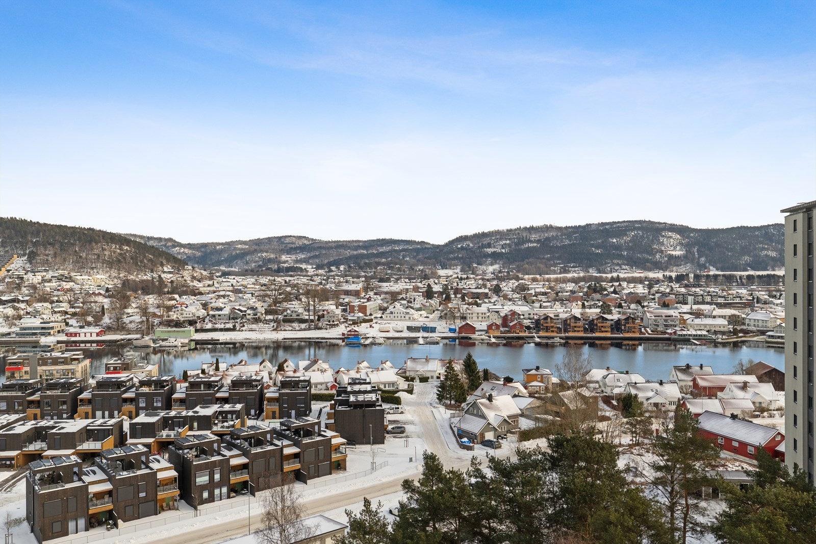 Fra toppetasjen har du en slående utsikt over Porsgrunn fra et veletablert og attraktivt område på Vessia. Galleribilde