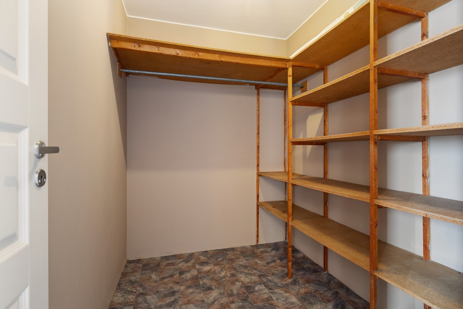 Fra det ene soverommet har du tilgang til en praktisk innvendig bod, med god plass til oppbevaring av både klær og sko. Galleribilde