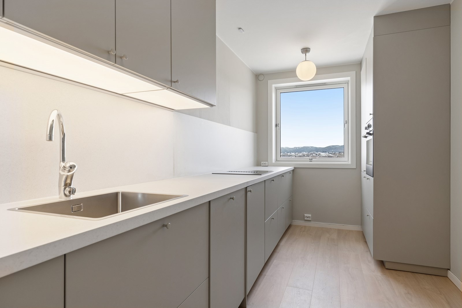 Kjøkkenet er fullt utstyrt med integrert induksjonstopp med integrert ventilator, stekeovn, kjøl-/fryseskap og oppvaskmaskin. Galleribilde