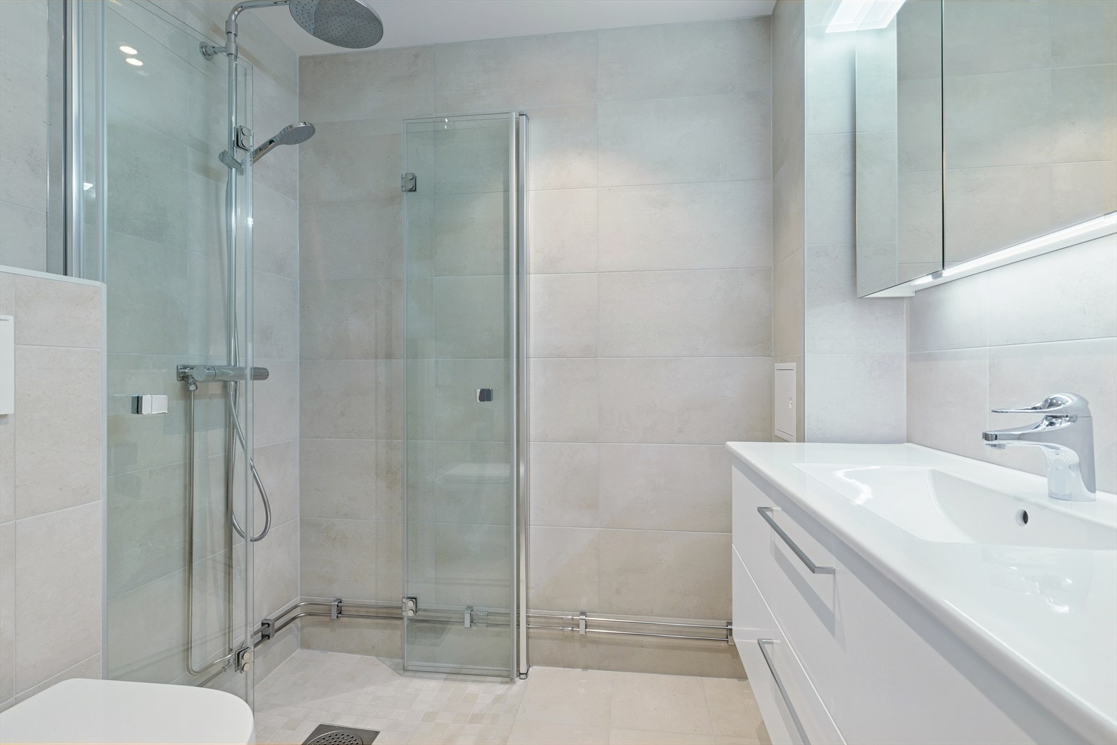 Badet ble totalrenovert i 2025 i regi av borettslaget og fremstår som moderne og delikat. Galleribilde