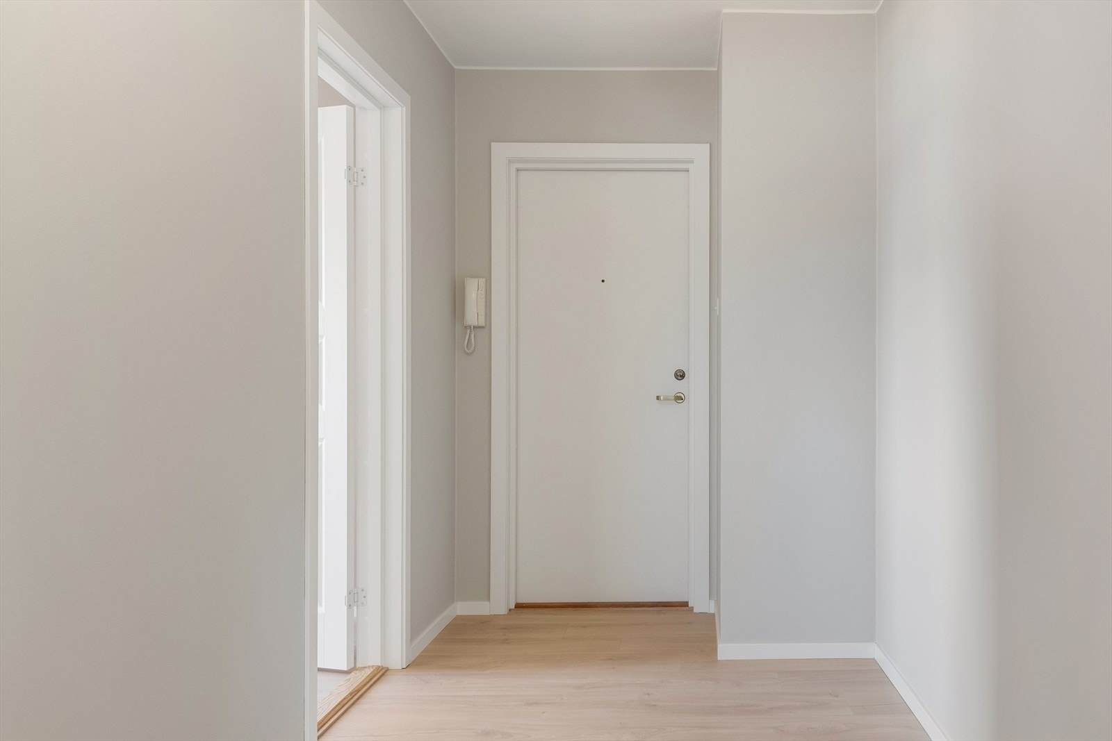 Entréen har god plass til oppbevaring av yttertøy og sko. Velkommen inn! Galleribilde