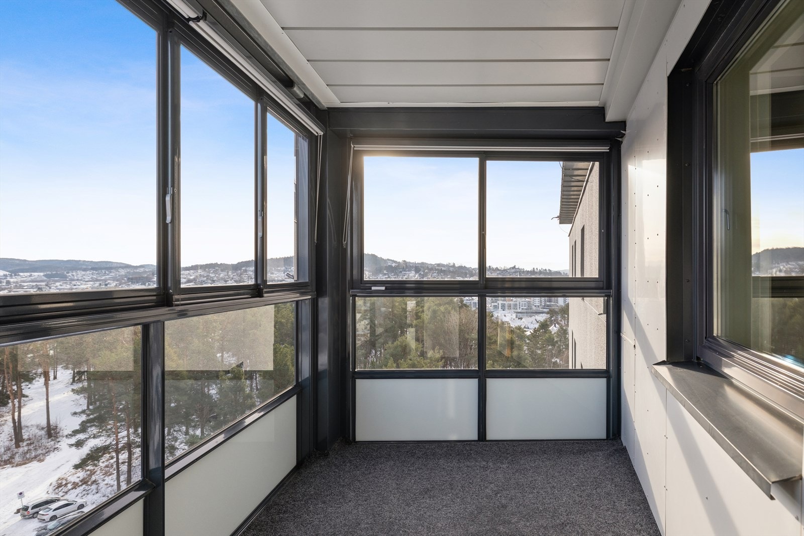 Det er god plass til utemøblement, beplantning og grill. Det er tillatt med gass- eller elektrisk grill. Galleribilde