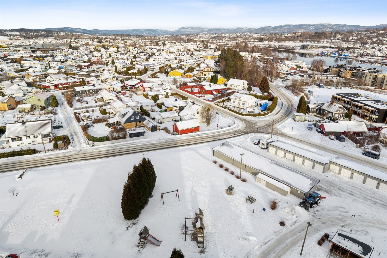 Et svært familievennlig nabolag med lekeplass og kort gangavstand til både skole og barnehage. Galleribilde