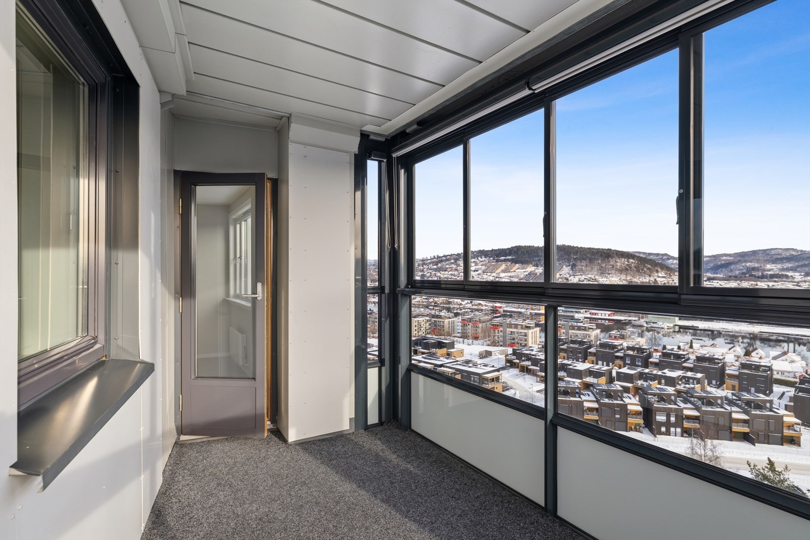 Leiligheten har en innglasset balkong på ca. 7 m² som ble utvidet og innglasset i 2019. Galleribilde