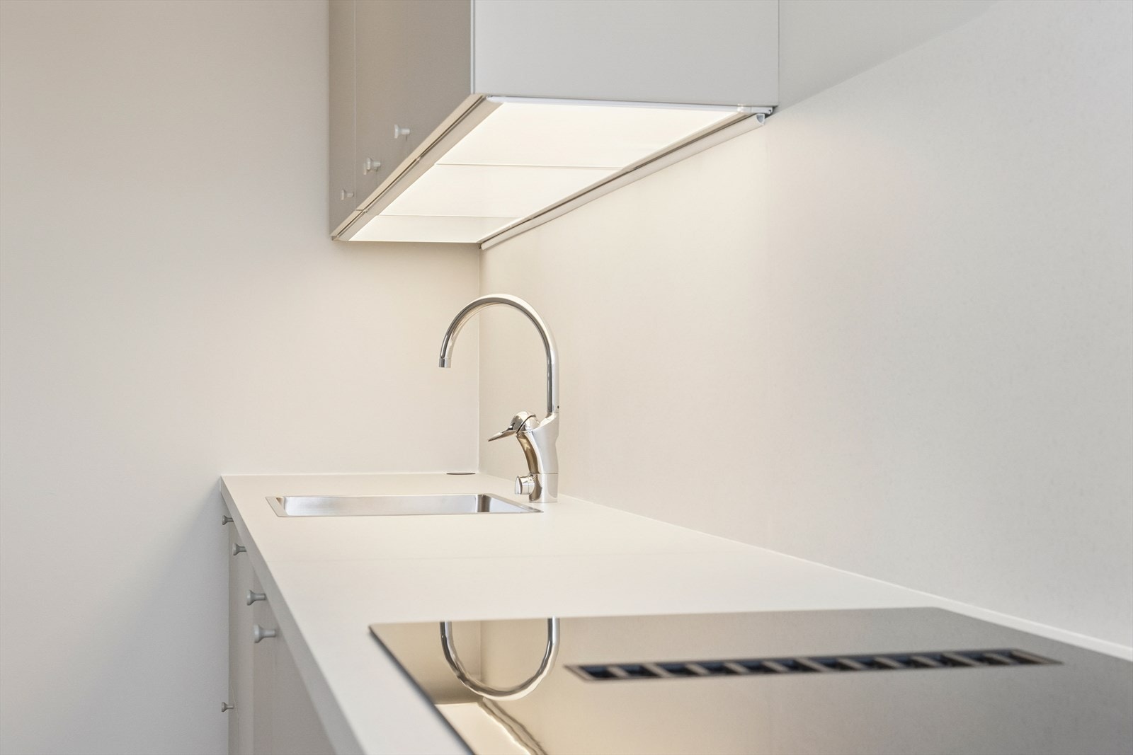 Praktiske løsninger som ventilator med kullfilter integrert i platetoppen, vannstoppersystem og komfyrvakt i himling. Galleribilde