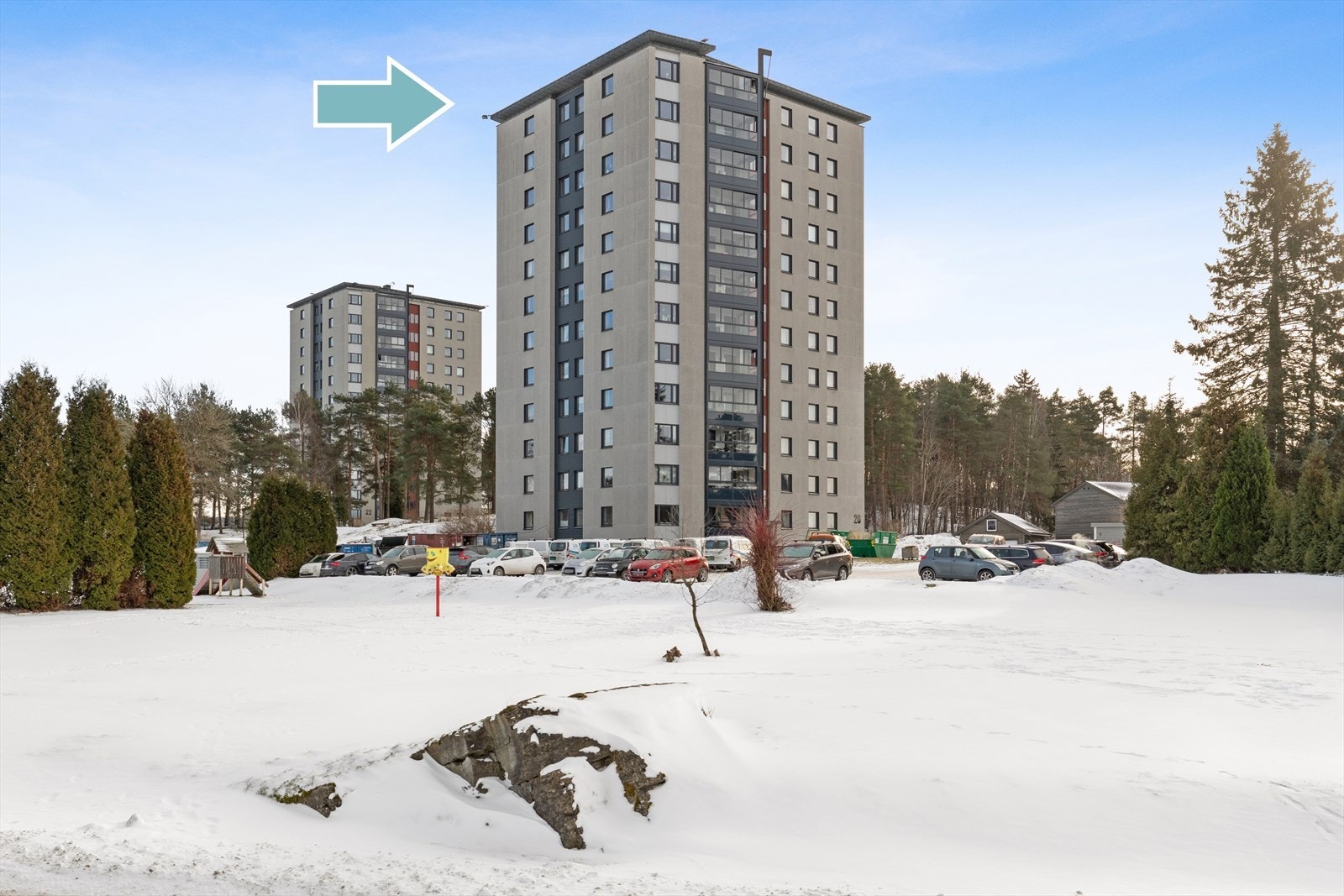 Leiligheten er en topp- og hjørneleilighet med heisadkomst. Det er gode parkeringsmuligheter med felles parkering i borettslaget. Galleribilde