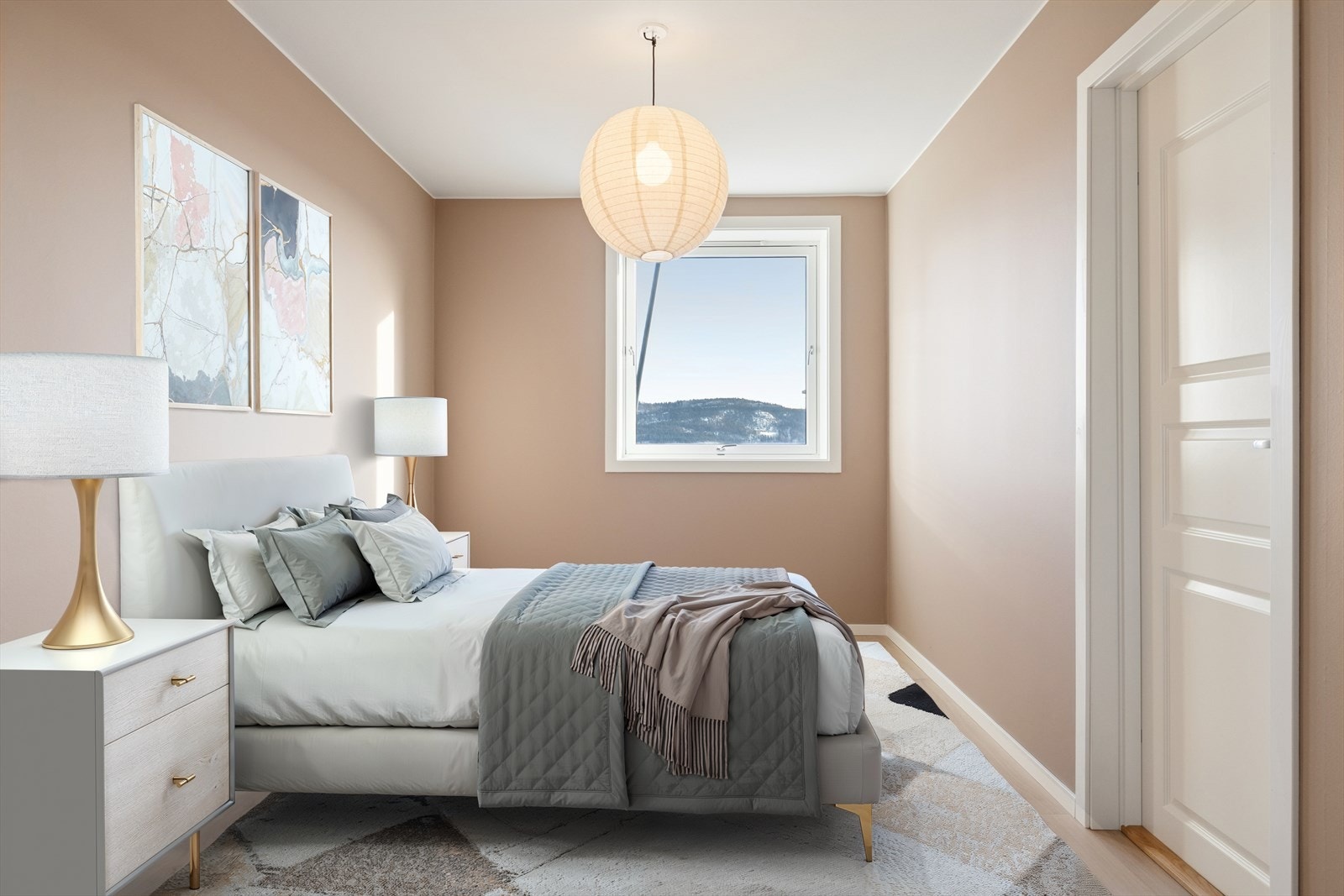 Soverom 2 har også delikate, nyoppussede overflater og malte profilerte innerdører. Bildet er digitalt stylet. Galleribilde