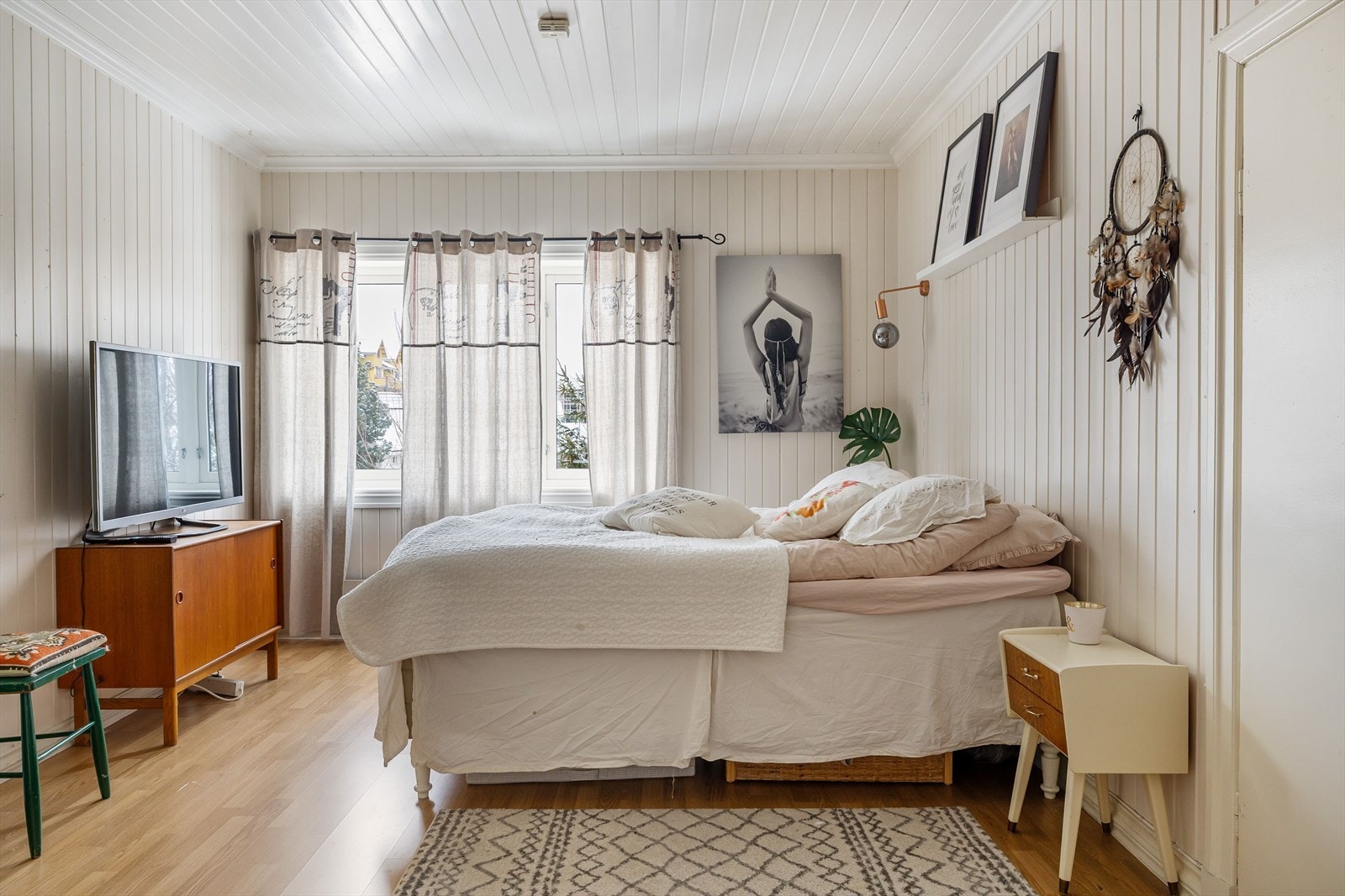 Rommet er av god størrelse og har plass til dobbeltseng med tilhørende nattbord. Galleribilde