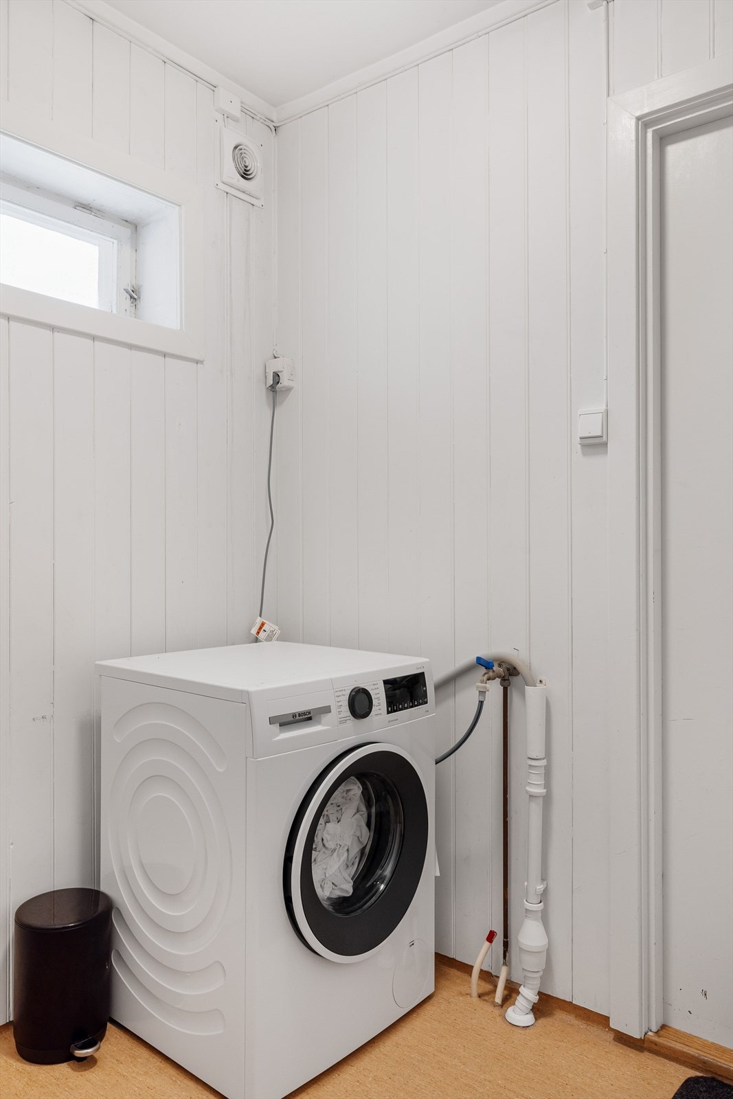 Gang med opplegg for vaskemaskin som leder videre inn til det ene soverommet samt badet. Galleribilde