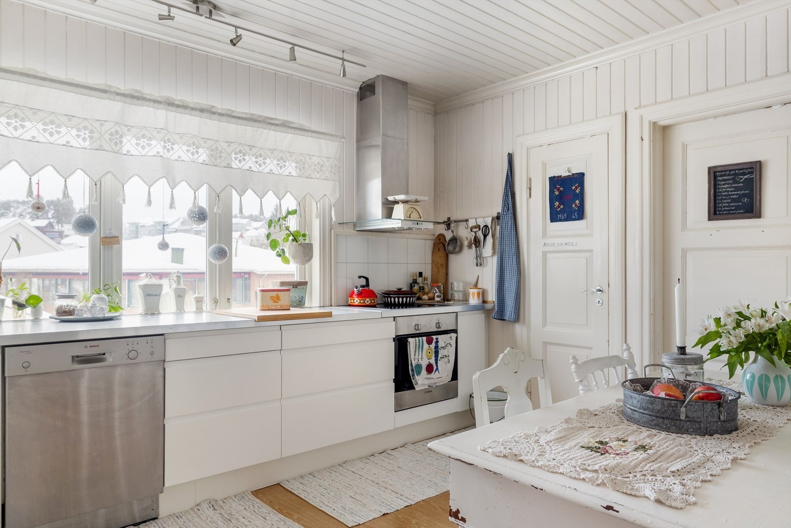 Kjøkkenet har integrert stekeovn og platetopp og plass for frittstående oppvaskmaskin og kjøleskap. Hvitevarene medfølger i handelen. Galleribilde