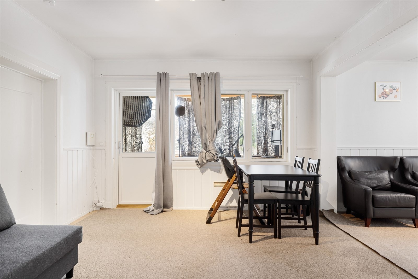 Fra stua er det utgang til innglasset veranda. Galleribilde