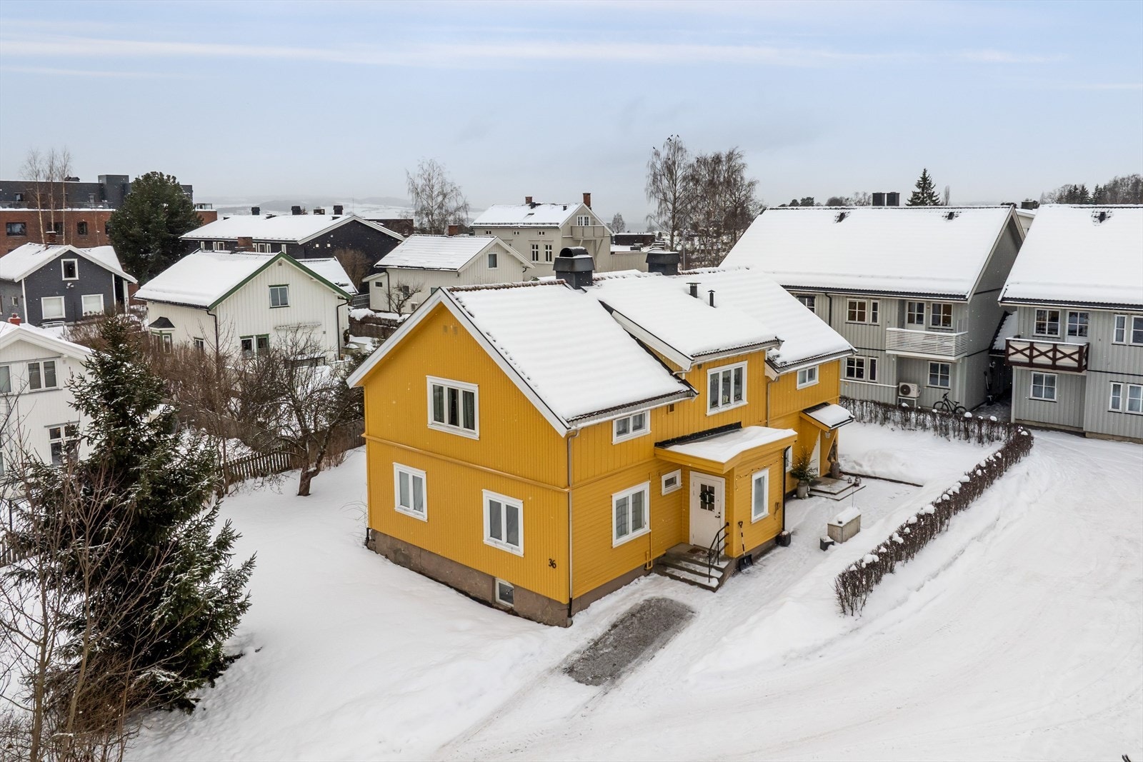 Boligen er registrert som enebolig og har én bruksenhet, men er innredet medto innganger og stue, soverom, kjøkken og bad i begge etasjer. Galleribilde