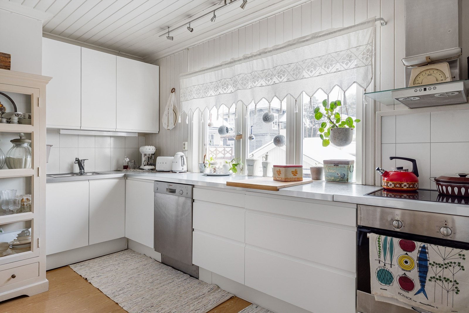 Etasjen har et lyst kjøkken med innredning med hvite, glatte fronter. Galleribilde