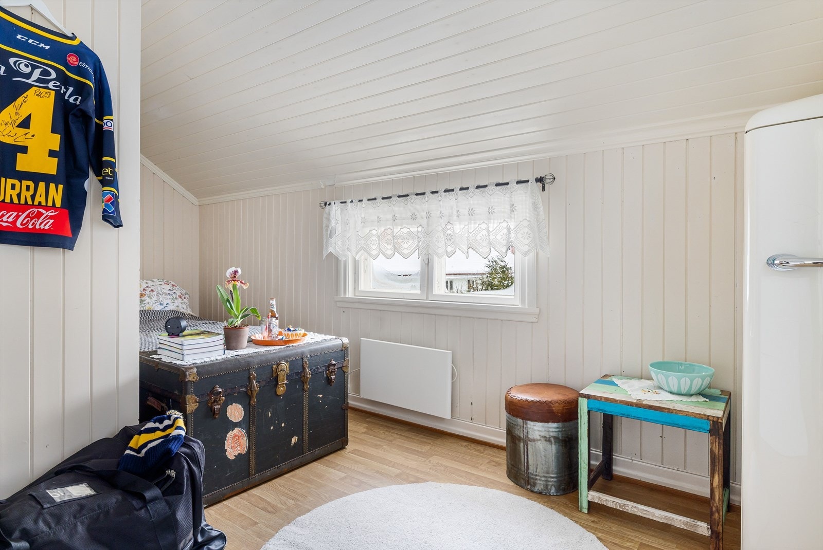 Rom nummer to som er innredet som soverom i 2. etasje. Rommet er ikke godkjent til varig opphold. Se punktet "Ferdigattest" i salgsoppgaven. Galleribilde