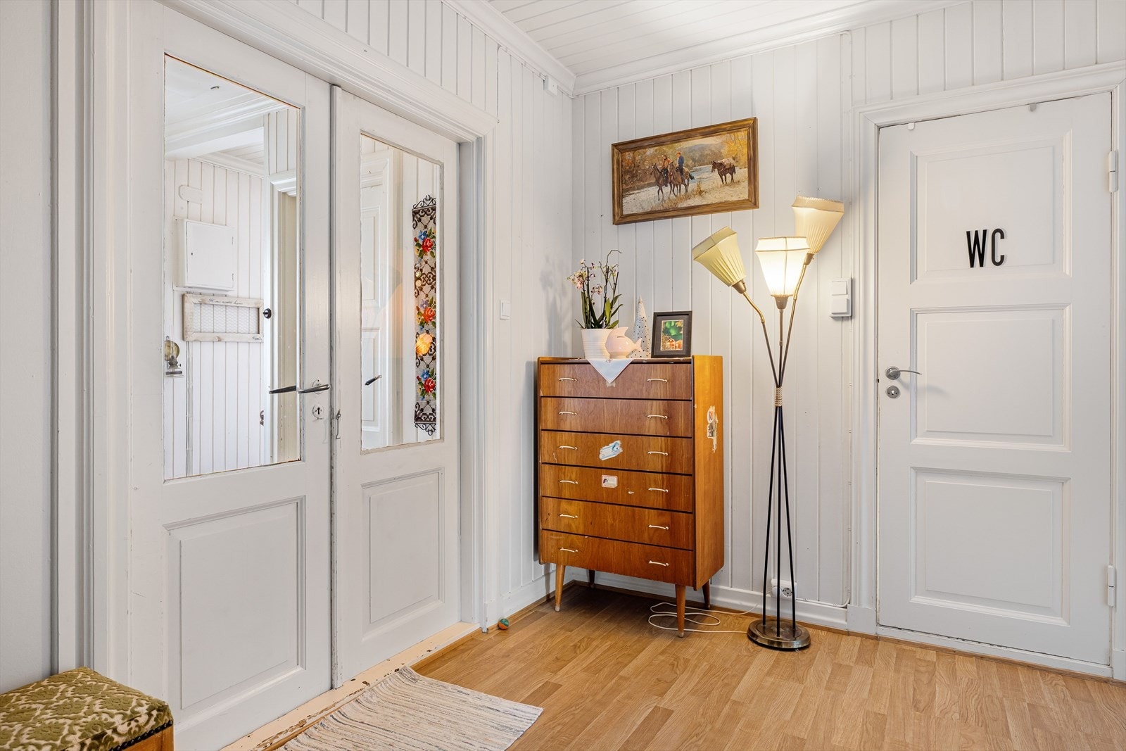 Lys gang med adkomst til etasjens bad. Galleribilde