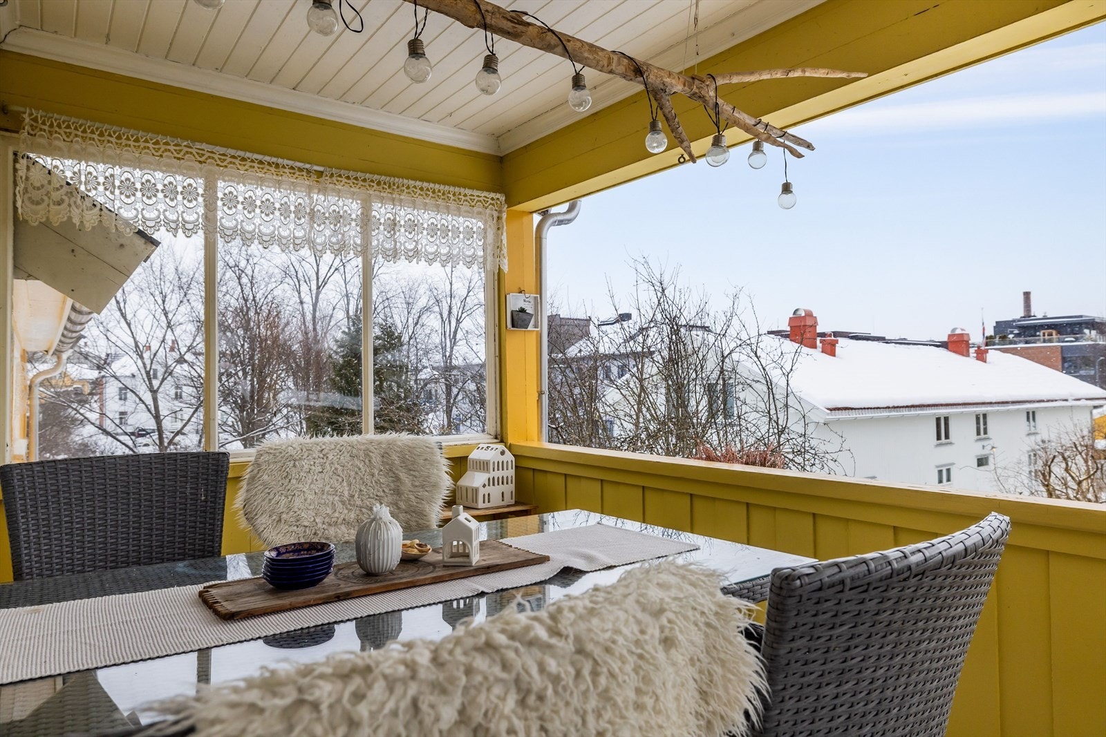 Verandaen er på 8 m² og har utsyn over hagen. Det er plass til utemøbler, blomster og annet dekor. Galleribilde