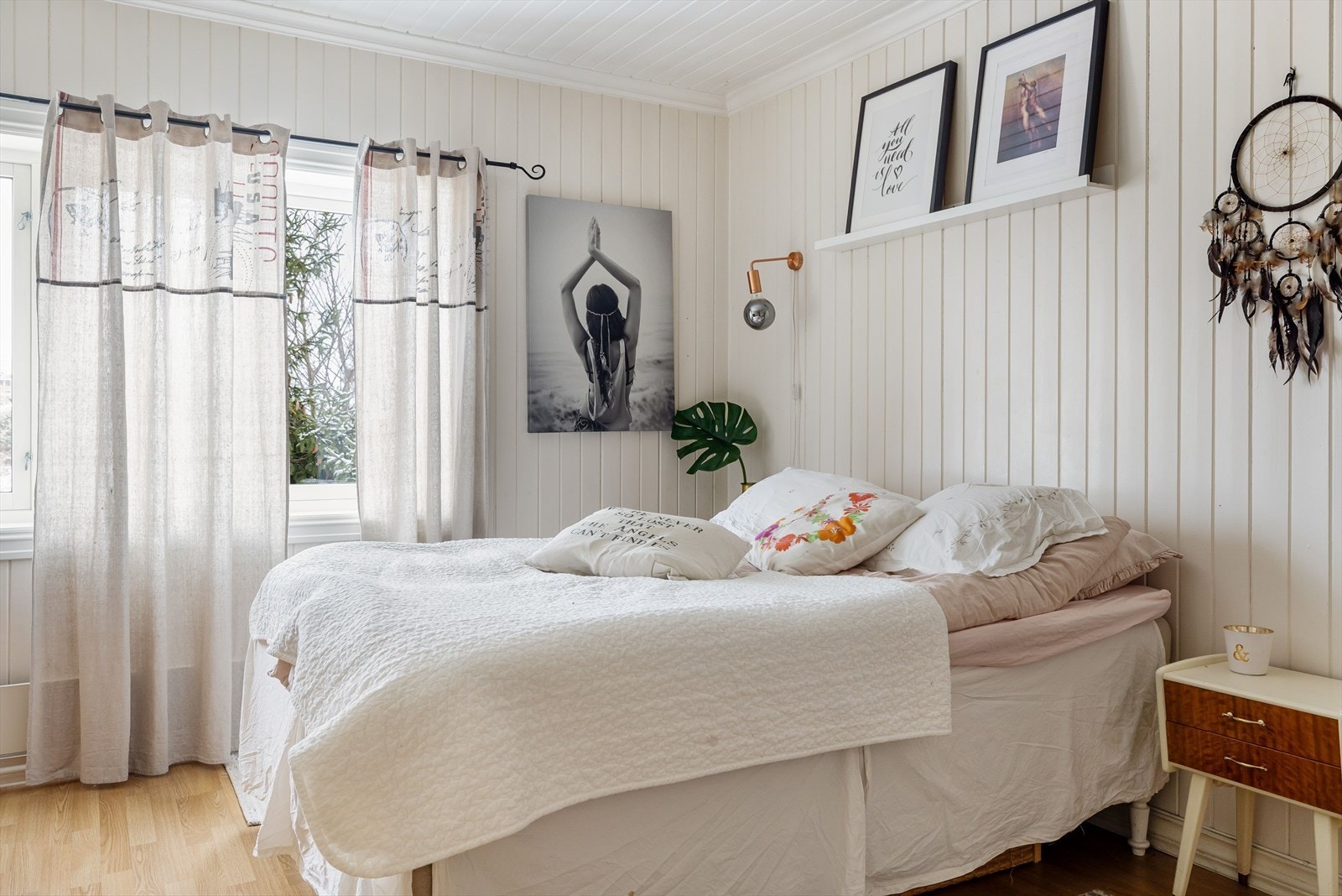 Det er et soverom i etasjen. Galleribilde