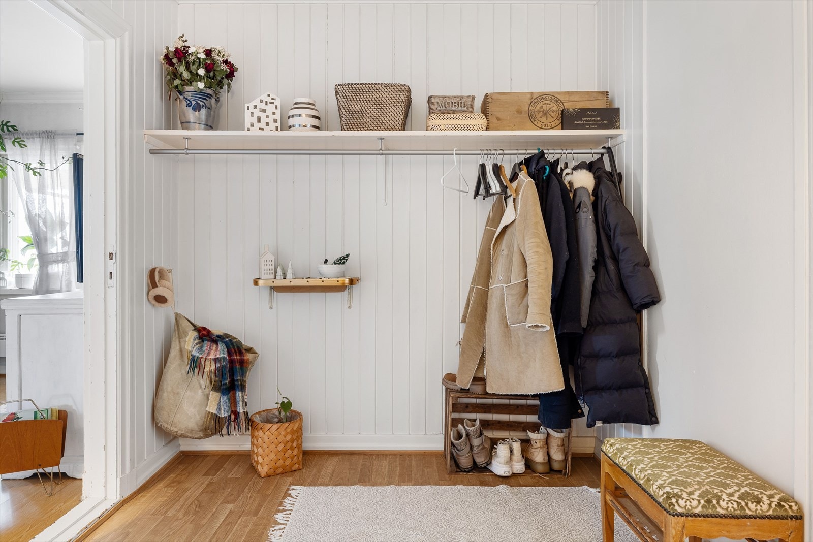 Her er det også rikelig med oppbevaringsplass til sko og yttertøy. Galleribilde