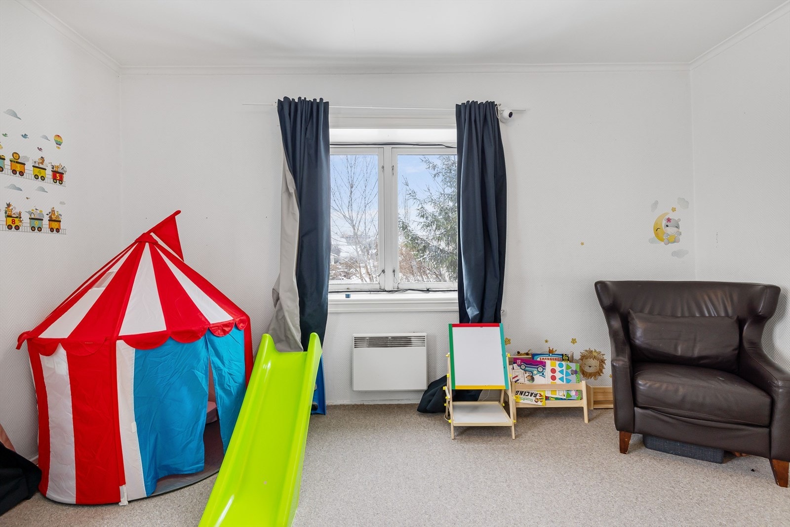 Det er plass til seng og diverse møbler. Galleribilde