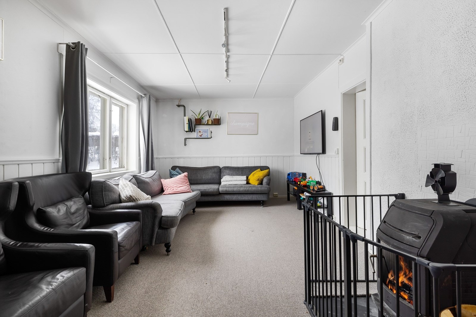 I stua er det installert vedovn. Galleribilde