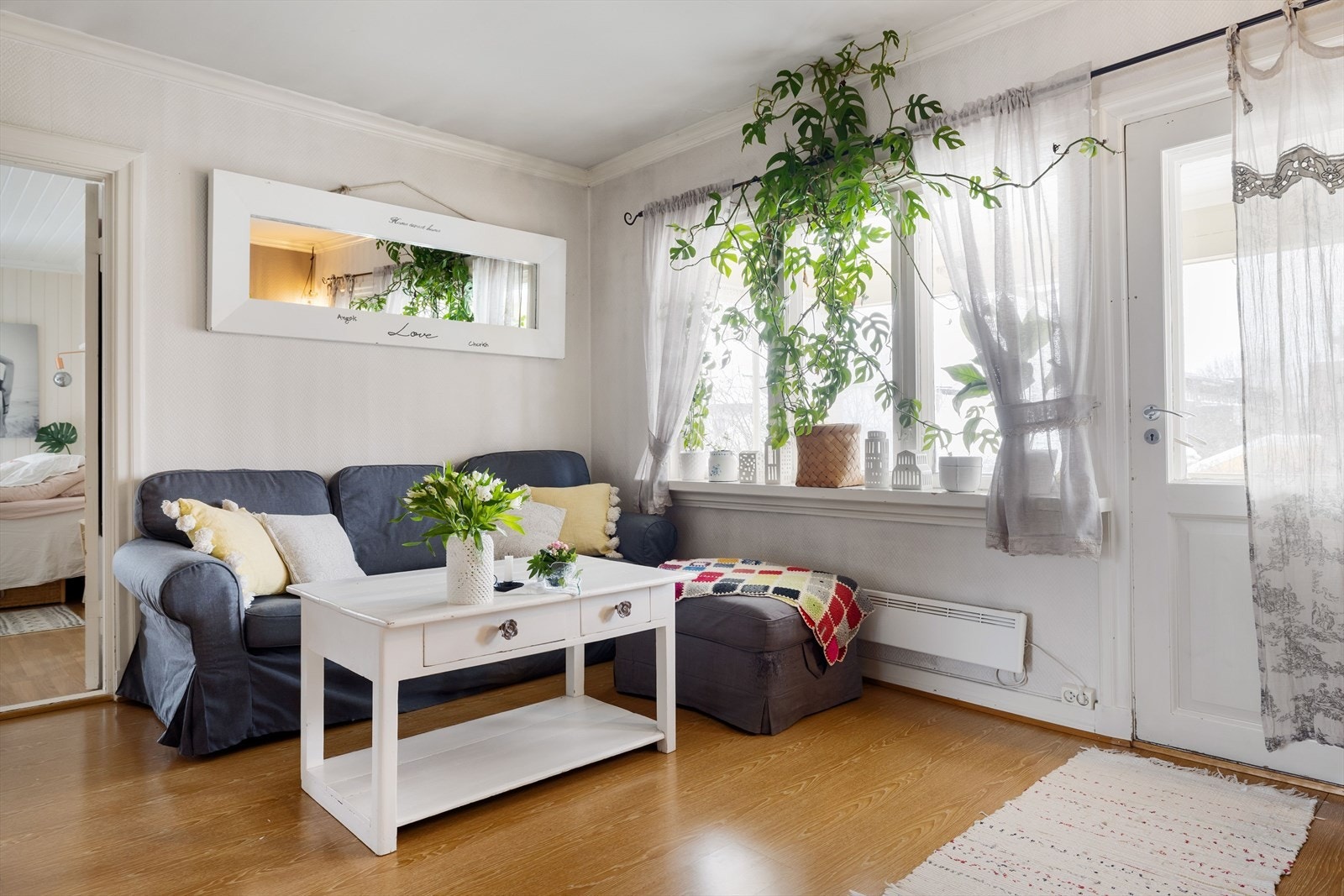 Stue med plass til sofagruppe med tilhørende stuebord. Galleribilde