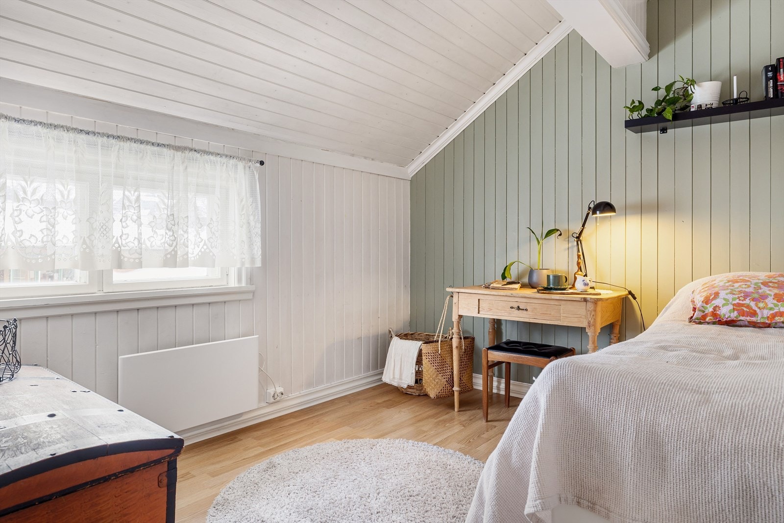 To rom er innredet og brukt som soverom. Rommene er ikke godkjent til varig opphold da de ikke fremkommer av godkjente byggetegninger og har for små vinduer til at disse er godkjente som rømningsveier. Se punktet "Ferdigattest" i salgsoppgaven. Galleribilde