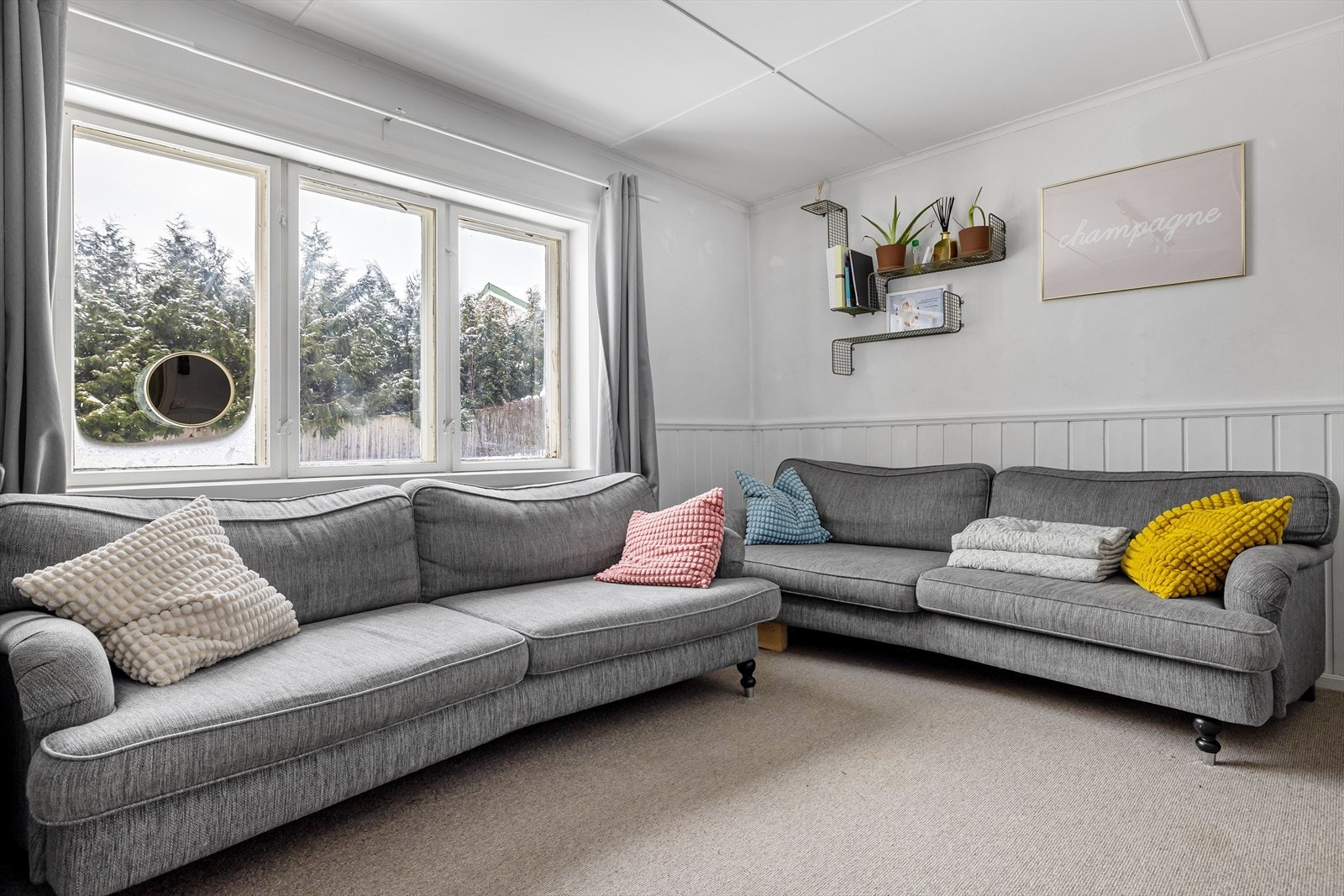 Rommet har teppe på gulvet og brystningspanel på veggene. Galleribilde