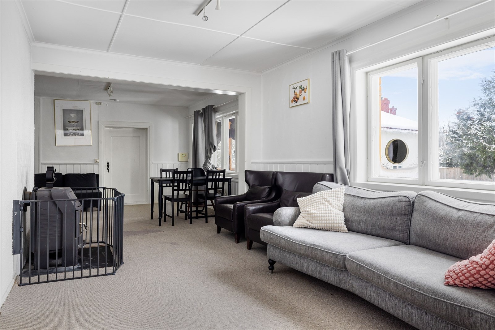 Etasjen har en romslig og lys stue. Galleribilde