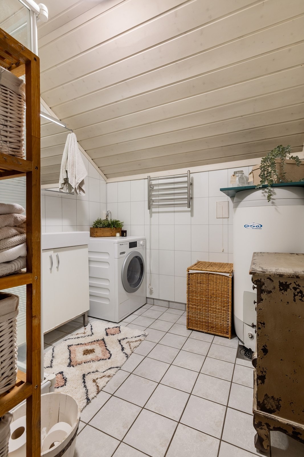 Bad med baderomsplater på veggene. Galleribilde