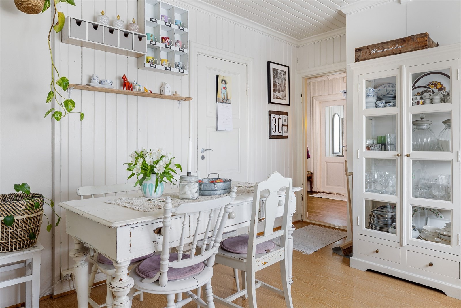 Det er plass til spisebord på kjøkkenet. Galleribilde