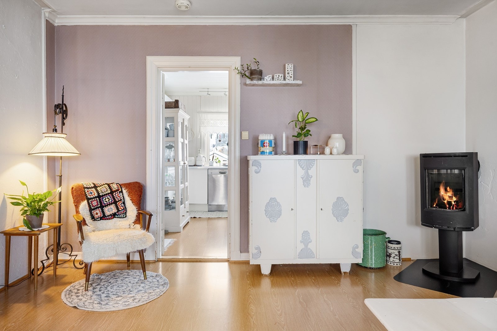 I hjørnet av stua er det peisovn med glassfelt som gir god varme og lun stemning. Galleribilde